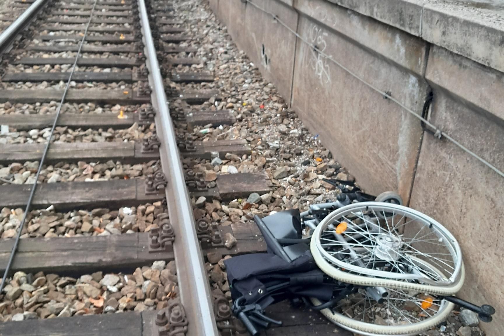 Ein zerstörter Rollstuhl im Gleisbett: Der Zug überfuhr ihn trotz Schnellbremsung.