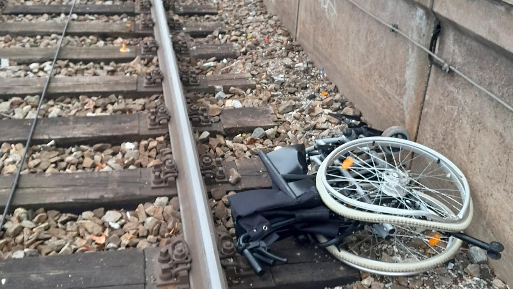 Ein zerstörter Rollstuhl im Gleisbett: Der Zug überfuhr ihn trotz Schnellbremsung.