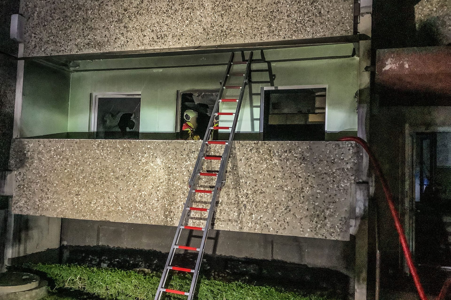 Der Einsatzort: Über die Leiter an einem Balkon wurden die verletzten Feuerwehrleute gerettet.