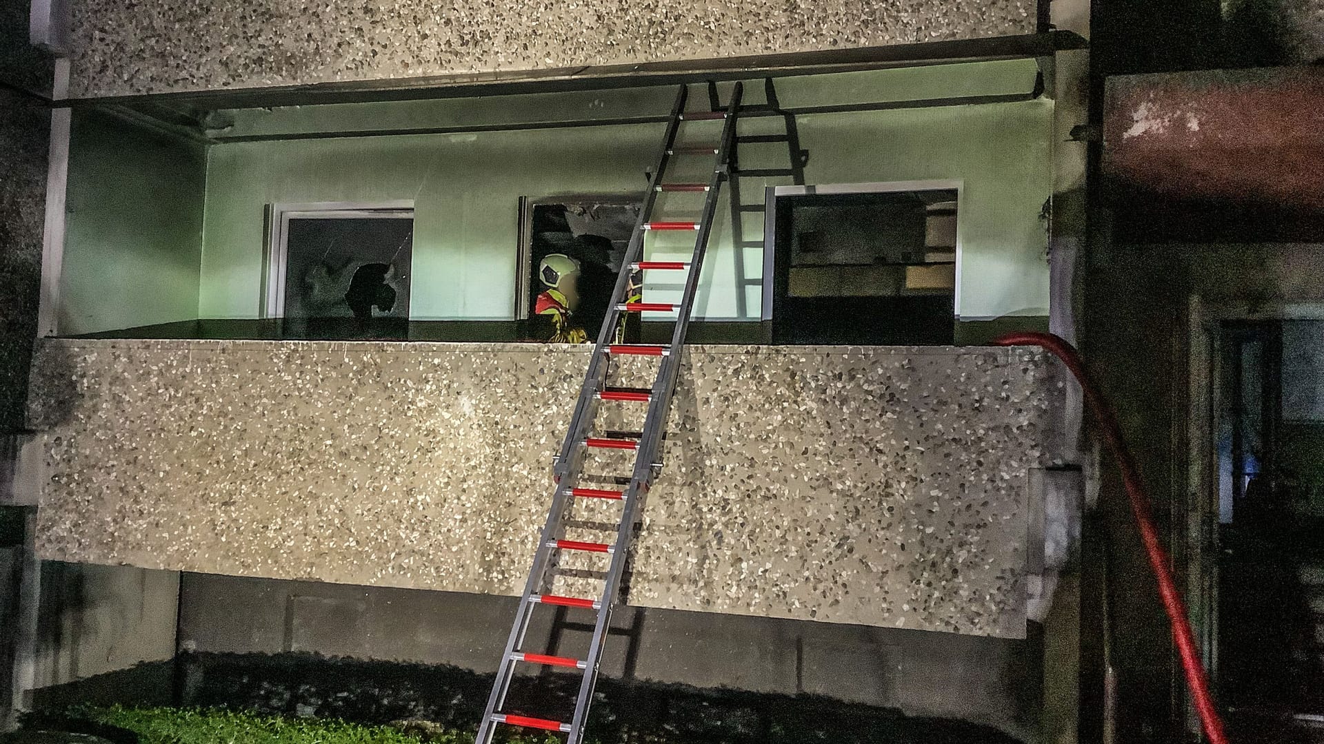 Der Einsatzort: Über die Leiter an einem Balkon wurden die verletzten Feuerwehrleute gerettet.