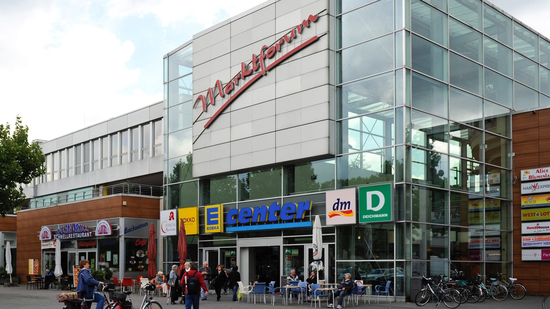 In einem Duisburger Einkaufszentrum in Rheinhausen ist ein Mann mit Messer überwältigt worden. (Archivbild)