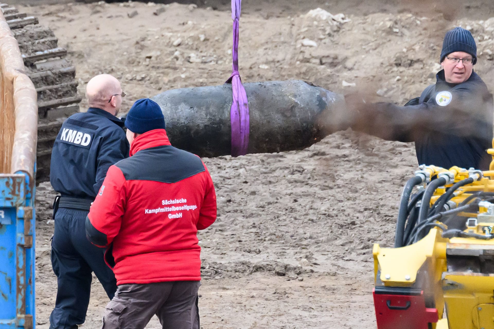 Mitarbeiter der Kampfmittelbeseitigung (KMBD) transportieren eine Bombe ab, die auf dem Abrissfeld der teileingestürzten Carolabrücke gefunden wurde.