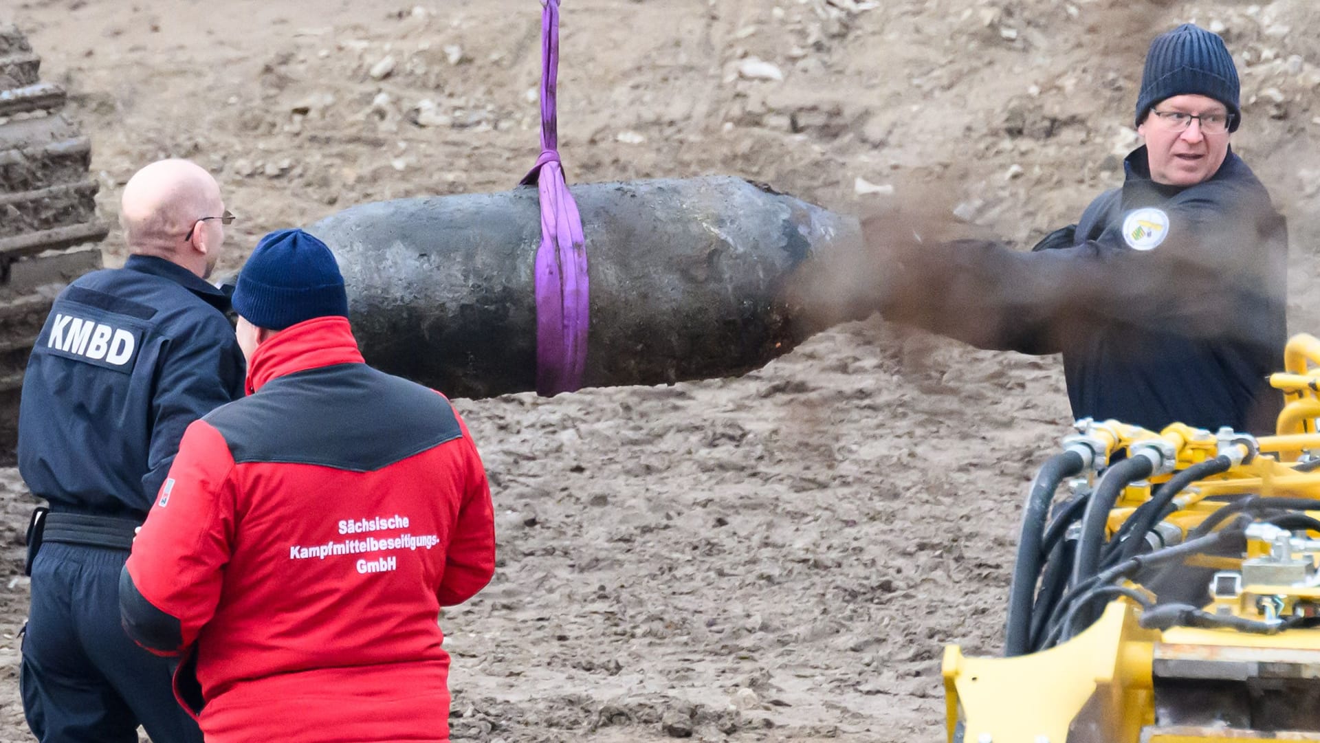 Mitarbeiter der Kampfmittelbeseitigung (KMBD) transportieren eine Bombe ab, die auf dem Abrissfeld der teileingestürzten Carolabrücke gefunden wurde.