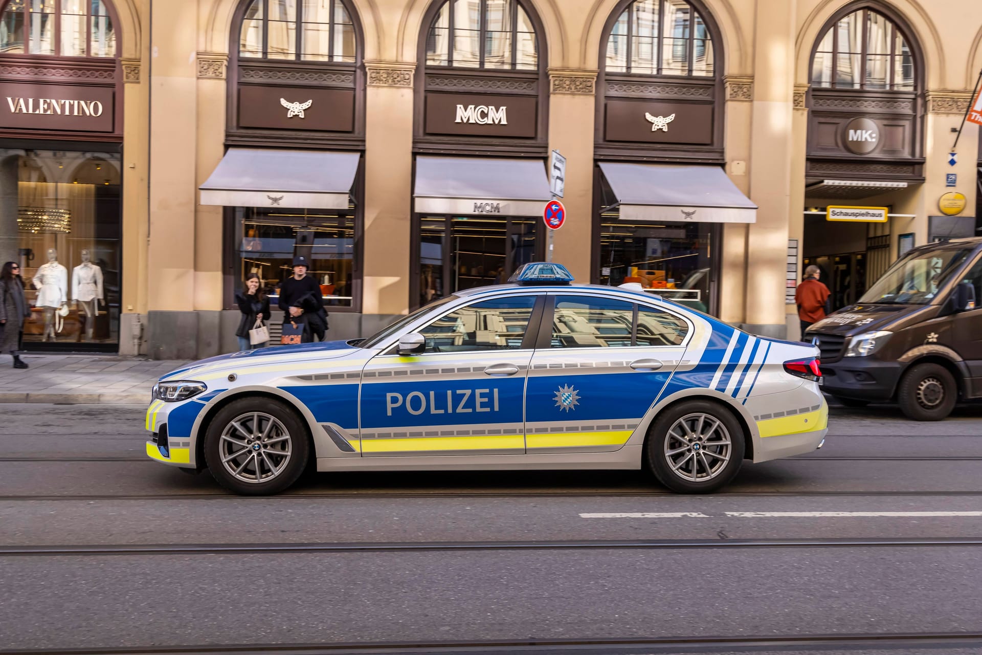 Ein Polizeiauto auf der Maximilianstraße (Archivbild):