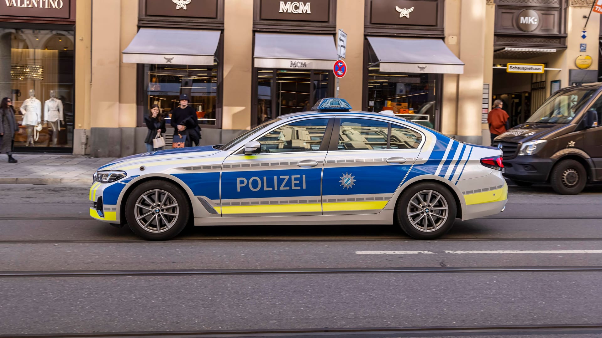 Ein Polizeiauto auf der Maximilianstraße (Archivbild):