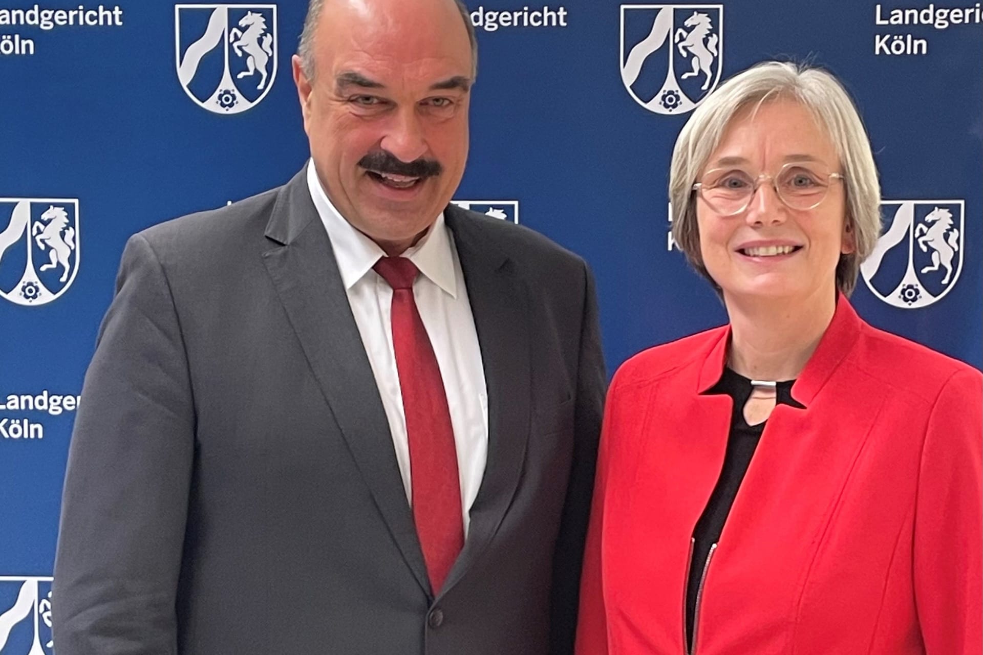 Der Präsident des Oberlandesgerichts Köln, Bernd Scheiff, mit der neuen Präsidentin des Landgerichts Köln, Katrin Jungclaus.