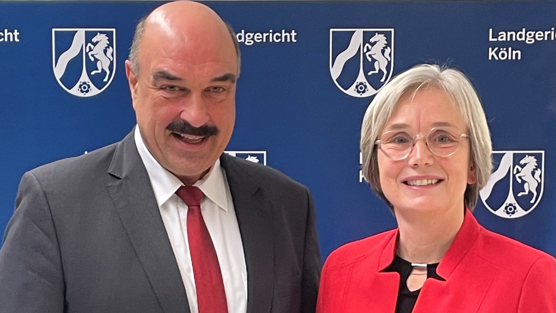 Der Präsident des Oberlandesgerichts Köln, Bernd Scheiff, mit der neuen Präsidentin des Landgerichts Köln, Katrin Jungclaus.