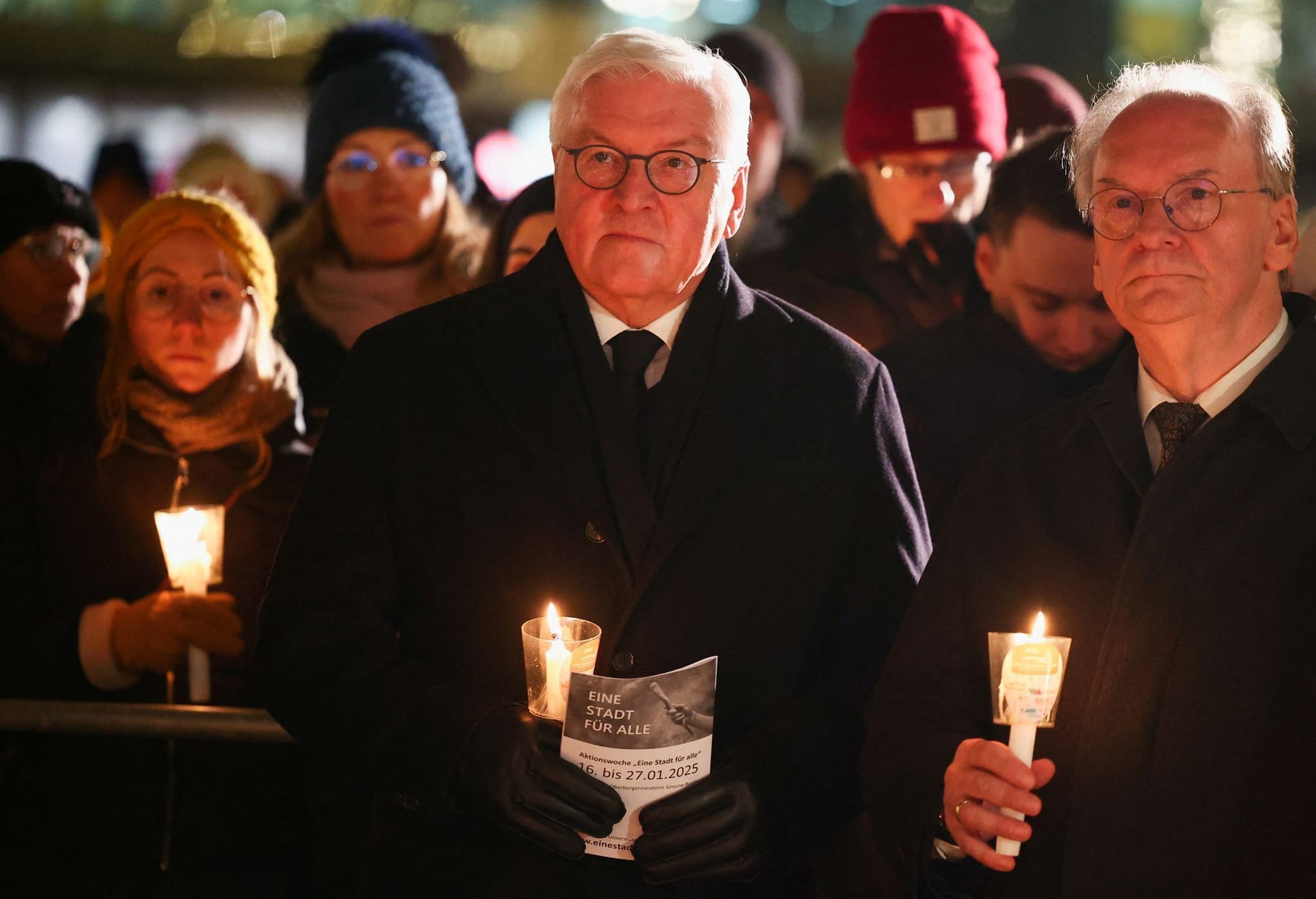 Bundespräsident Steinmeier (Mitte) und Ministerpräsident Haseloff gedachten gestern der Opfer von Magdeburg.