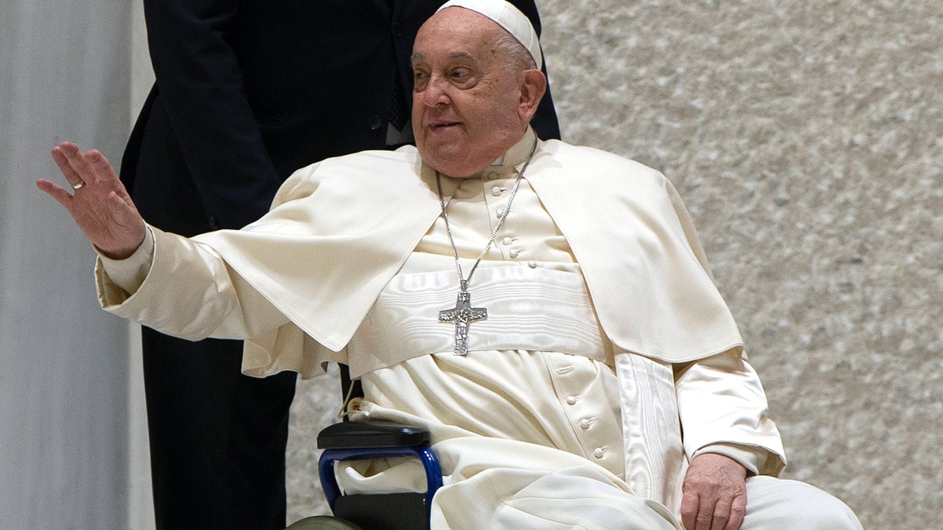 Papst Franziskus am Mittwoch: Der 88-Jährige ist zur Fortbewegung auf einen Stock oder einen Rollstuhl angewiesen.