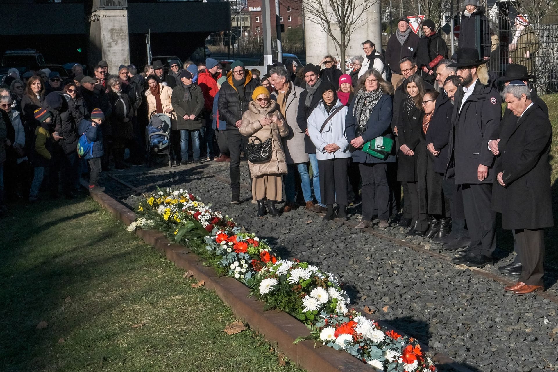 Gedenkveranstaltung am Mahnmal (Archivbild): Persönlichkeiten aus der Politik und der jüdischen Gemeinde legten auch 2024 Kränze nieder.