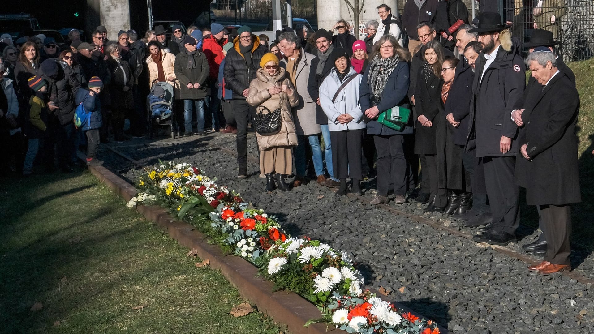 Gedenkveranstaltung am Mahnmal (Archivbild): Persönlichkeiten aus der Politik und der jüdischen Gemeinde legten auch 2024 Kränze nieder.