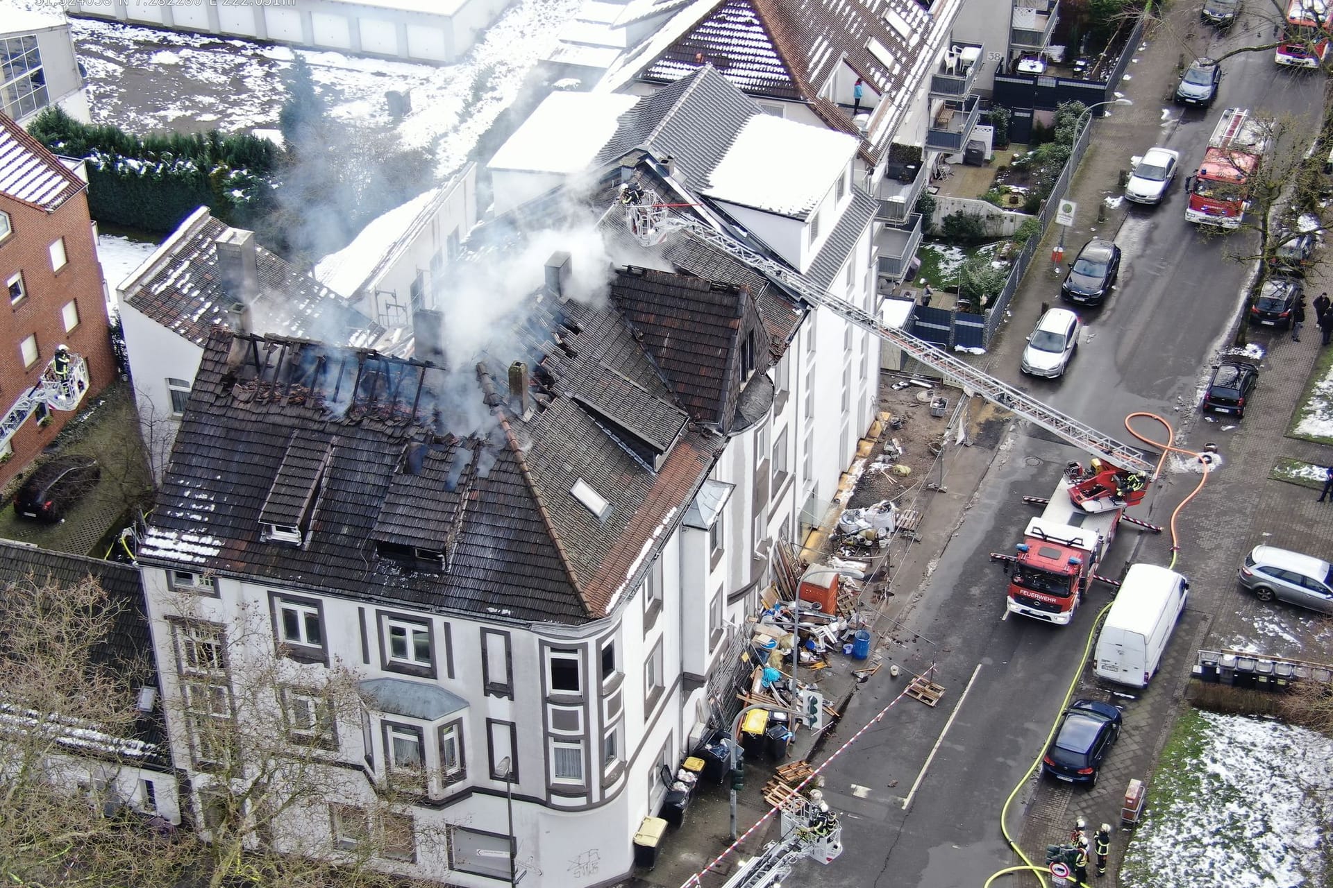 Zehn Menschen aus brennendem Dachgeschoss gerettet