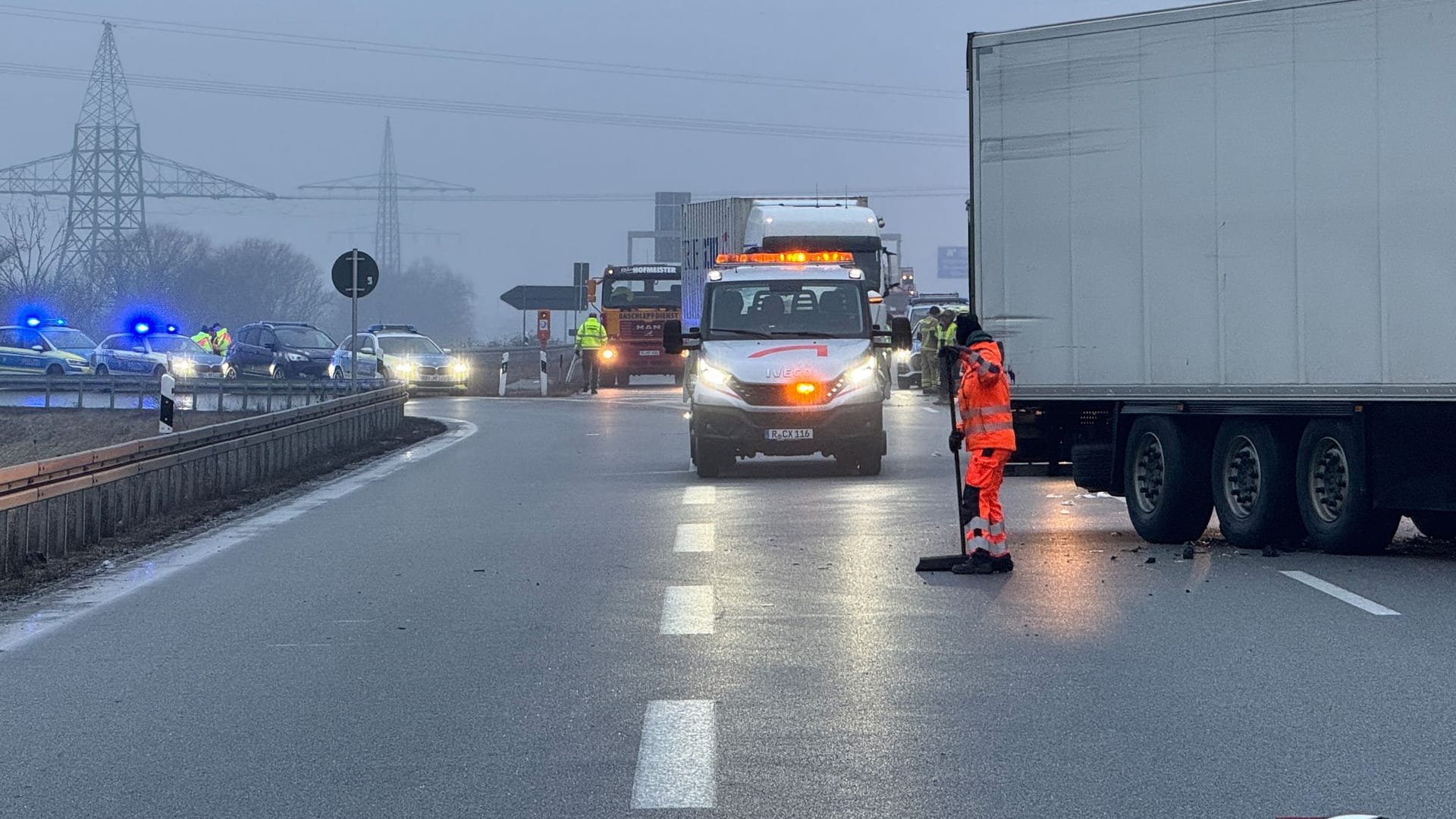 Nach einem Unfall auf der Autobahn bei Regensburg sind Helfer und Polizei im Einsatz: Die Glätte in vielen Teilen Deutschlands sorgt für gefährliche Straßenverhältnisse.