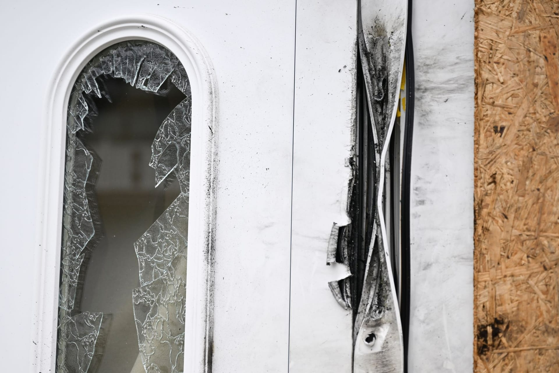 An einem Hauseingang sind Spuren eines gewaltsamen Eindringens zu sehen. Mutmaßlich wurde hier nach Schüssen mit zwei Toten in Bad Friedrichshall ein Tatverdächtiger von einem Einsatzkommando der Polizei festgenommen.