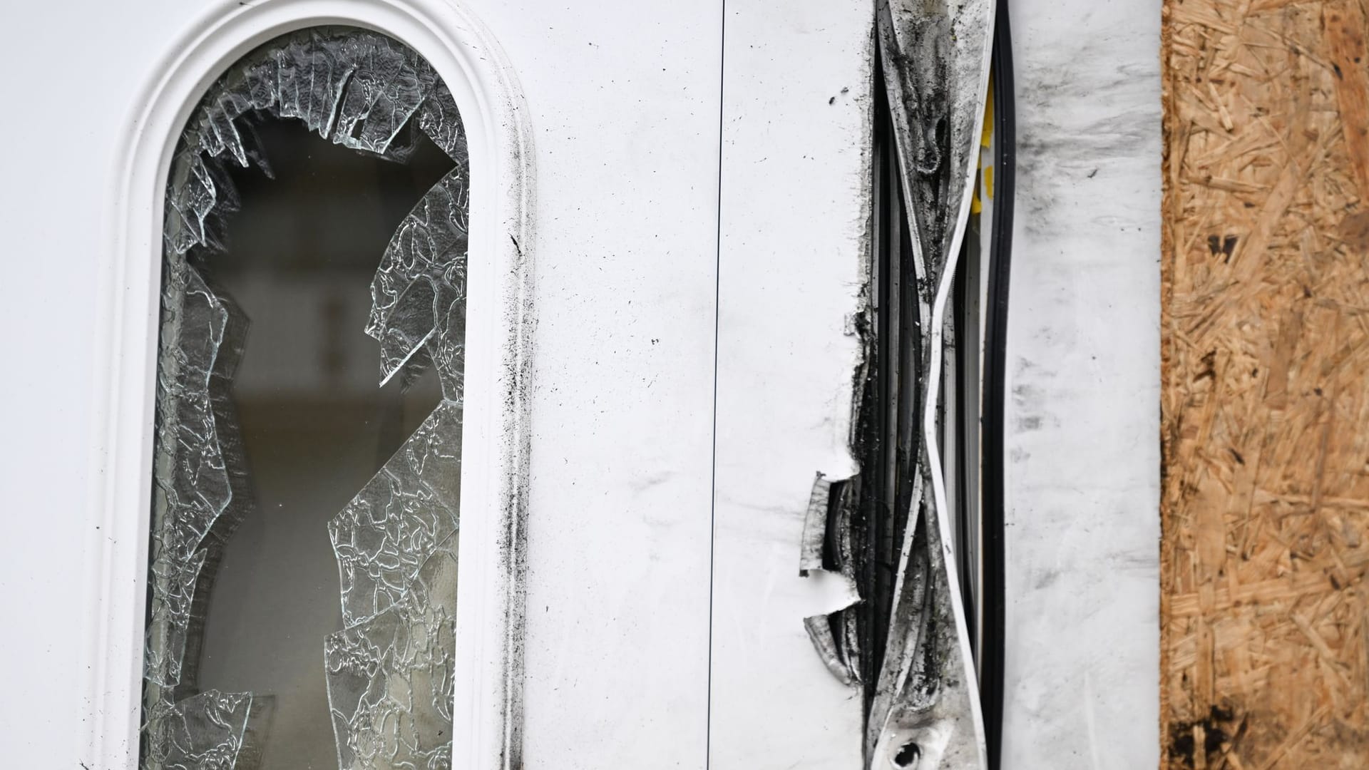 An einem Hauseingang sind Spuren eines gewaltsamen Eindringens zu sehen. Mutmaßlich wurde hier nach Schüssen mit zwei Toten in Bad Friedrichshall ein Tatverdächtiger von einem Einsatzkommando der Polizei festgenommen.