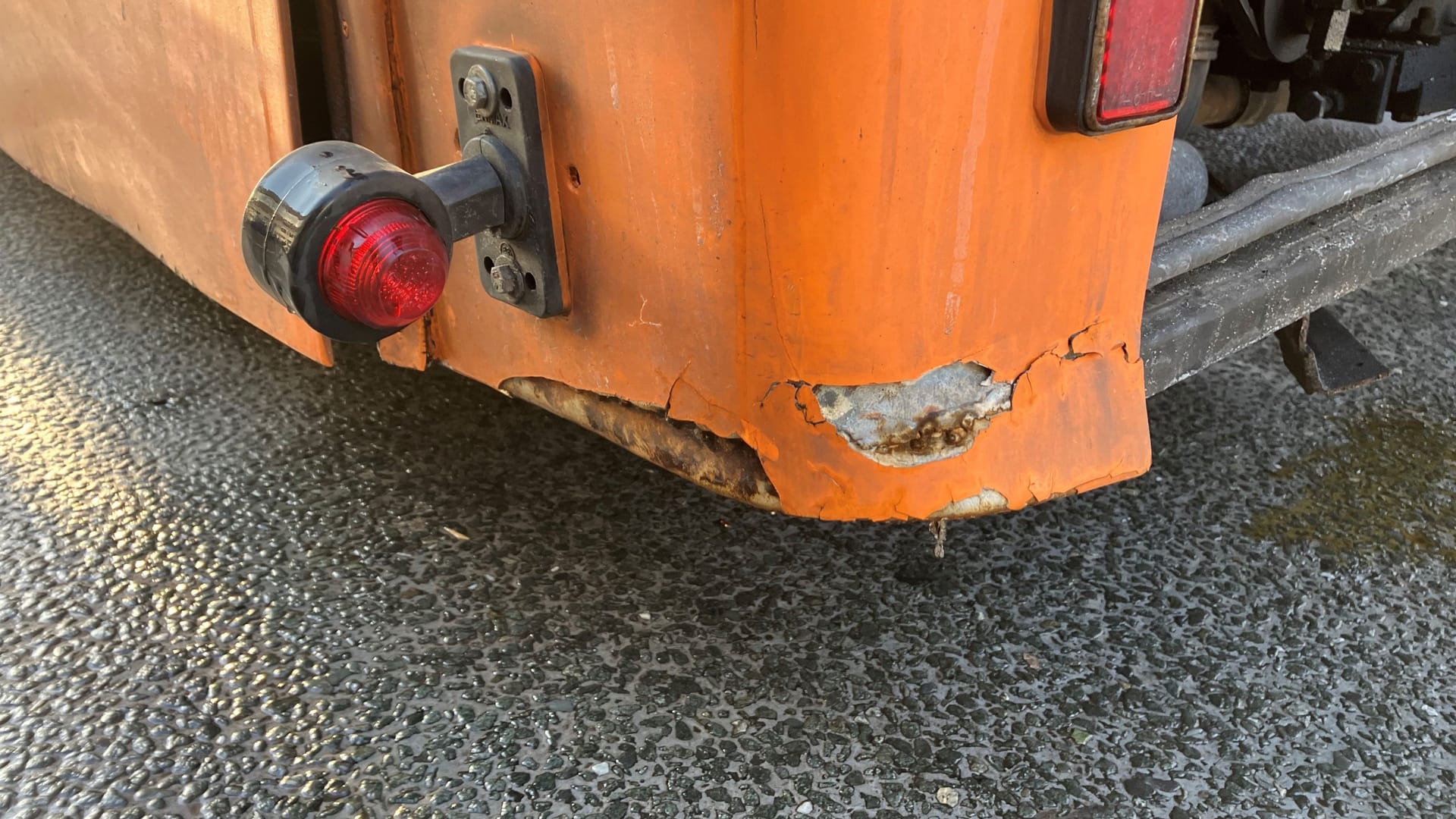 Der Bus weist tiefe Roststellen auf.