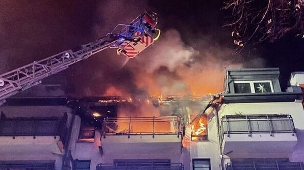 Die Feuerwehr beim Kampf gegen die Flammen in einem Rummelsburger Mehrfamilienhaus in der Silvesternacht.