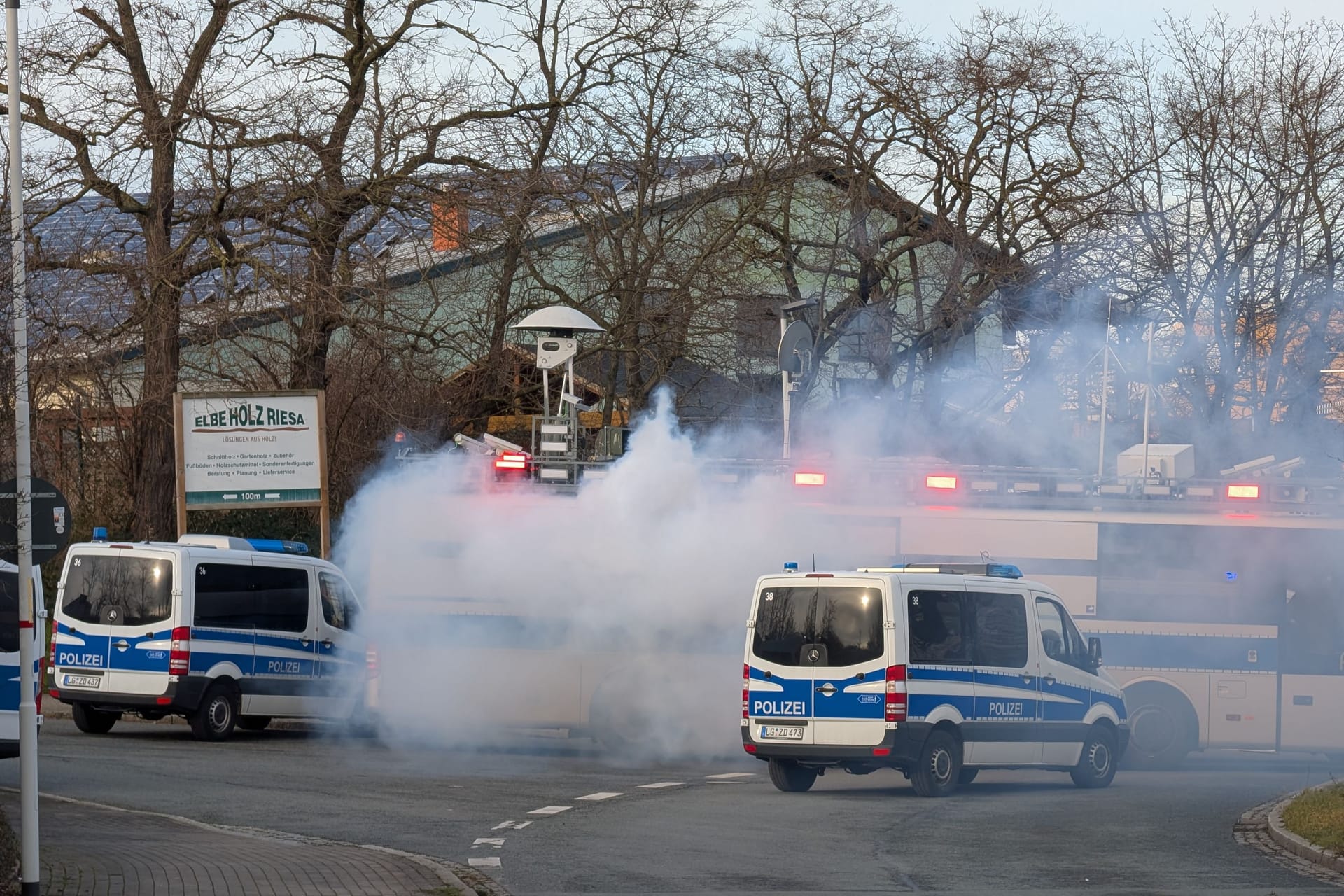 Der umgebaute Gefängnisbus steht vor der Sachsenarena: Neben einer Nebelmaschine ist der Bus mit LED-Screens und Boxen ausgestattet.