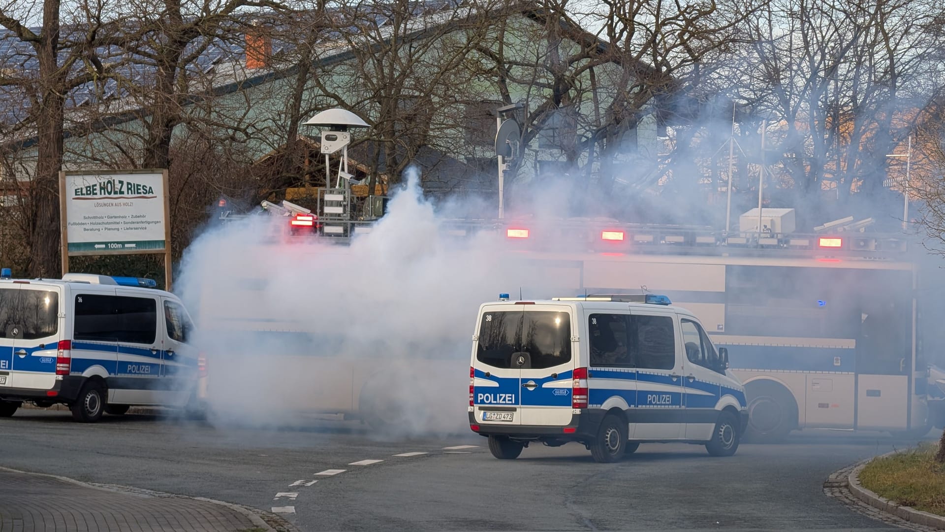 Der umgebaute Gefängnisbus steht vor der Sachsenarena: Neben einer Nebelmaschine ist der Bus mit LED-Screens und Boxen ausgestattet.