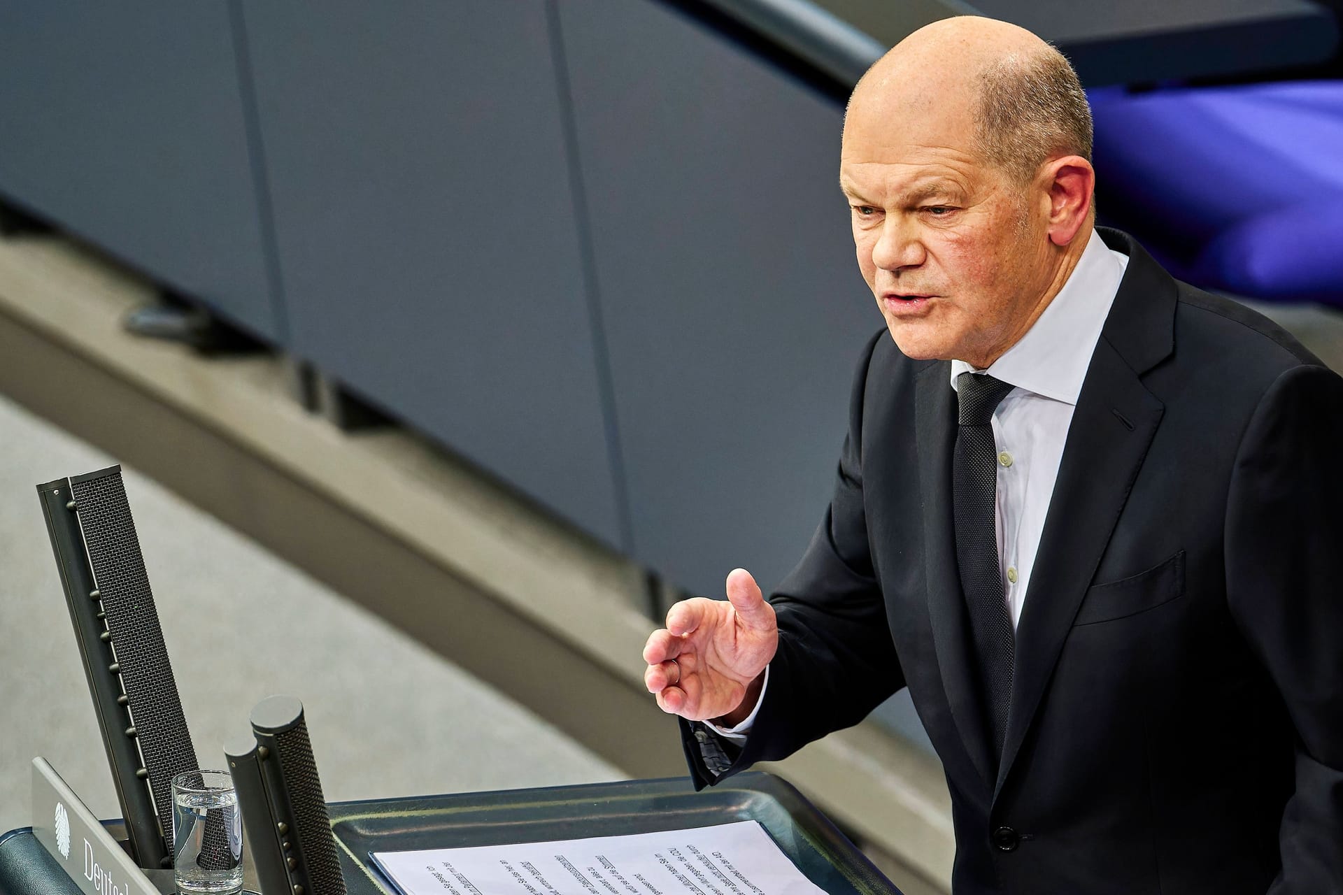 Olaf Scholz während der Migrationsdebatte im Bundestag (Archivbild).