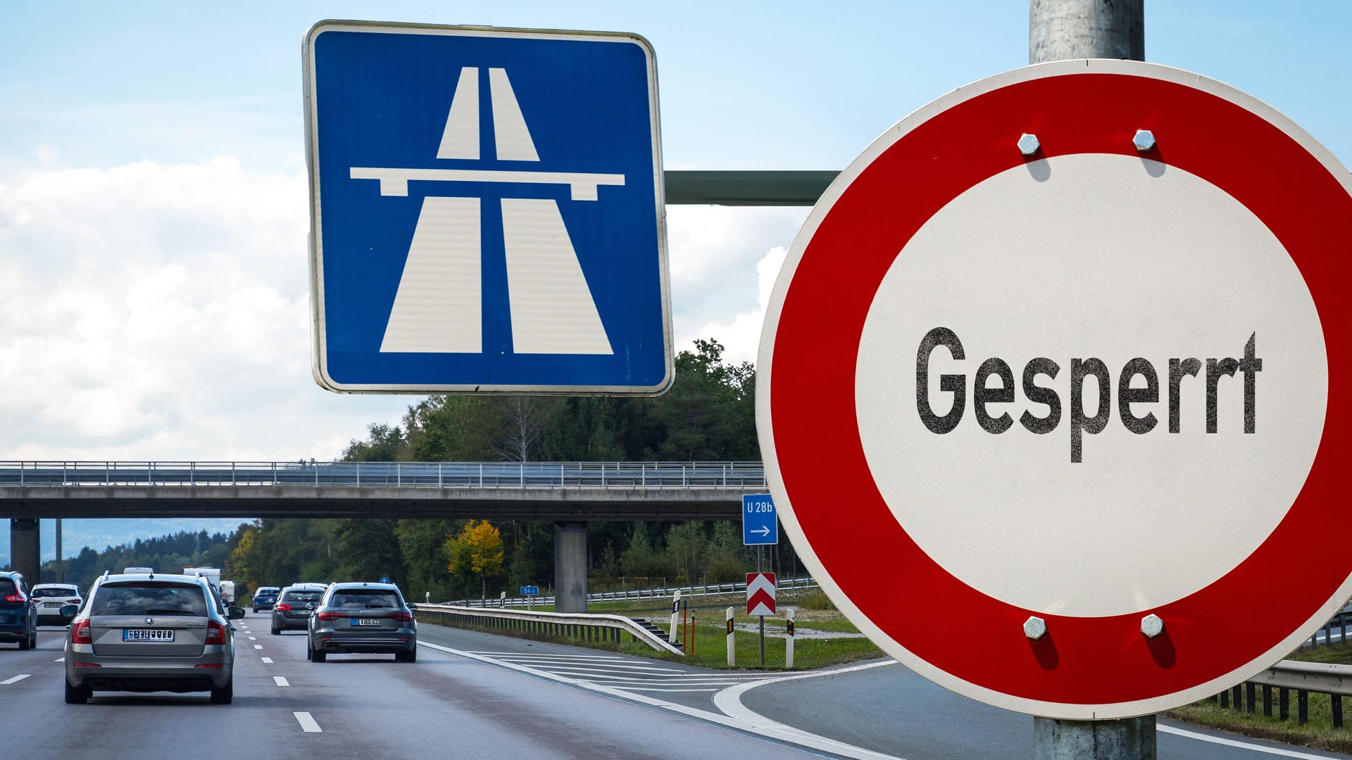 Gesperrter Streckenabschnitt einer Autobahn (Symbolbild): Auf der A7 in Hamburg wird es bald wieder einmal eng. Gesperrter Streckenabschnitt einer Autobahn (Symbolbild): Auf der A7 in Hamburg wird es bald wieder einmal eng.