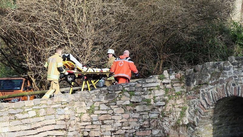 Aschaffenburg: Rettungskräfte gehen in der Nähe des Tatortes eine kleine Brücke hinauf.