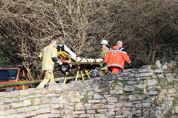 Aschaffenburg: Rettungskräfte gehen in der Nähe des Tatortes eine kleine Brücke hinauf.