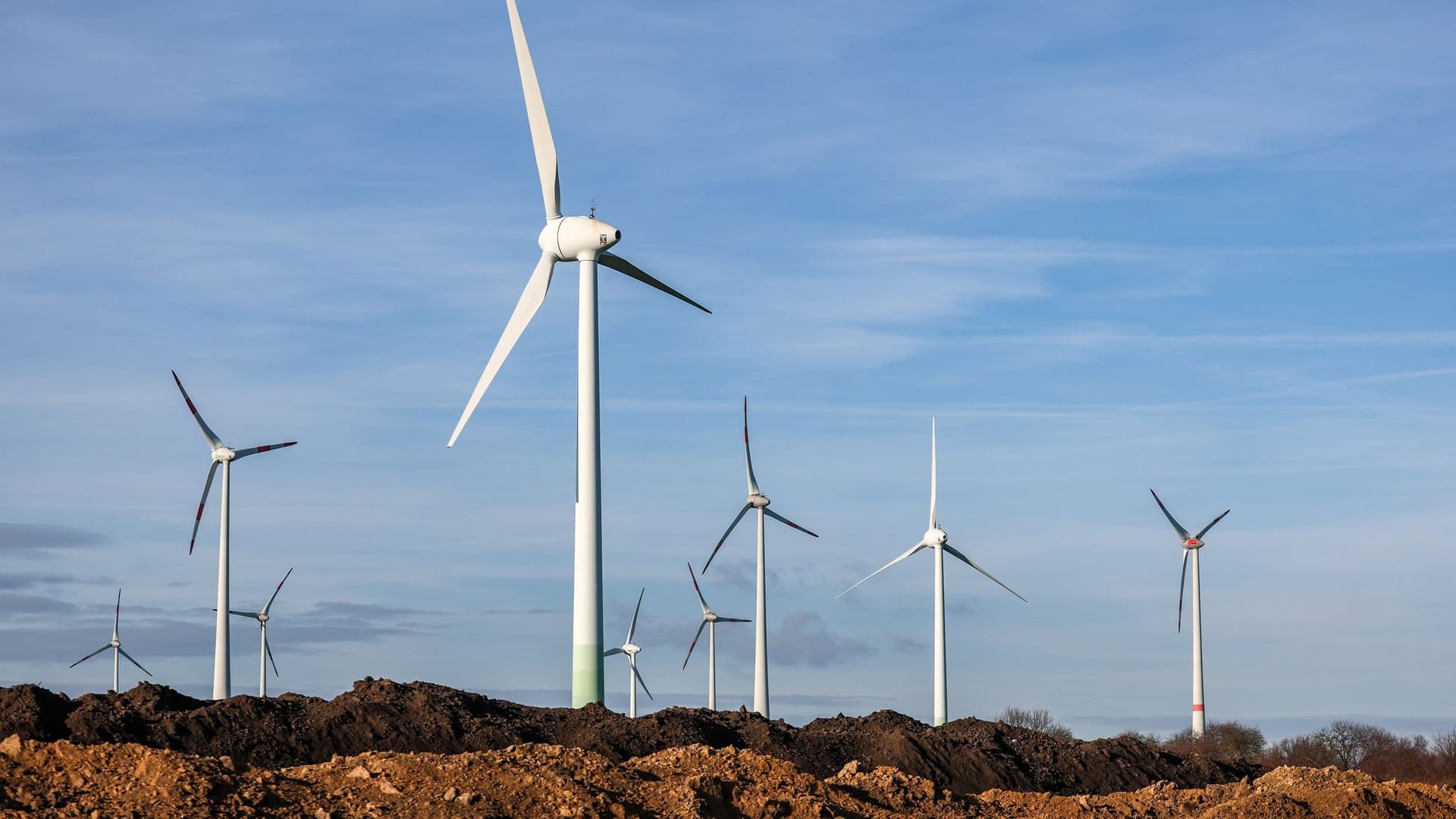 Windpark hinter Erdhügeln