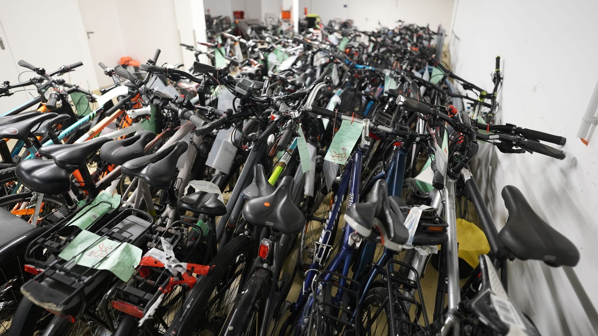 Unzählige Fahrräder, die in den letzten sieben Tagen abgegeben wurden, stehen in einem Lagerraum im Zentralen Fundbüro zu sehen.