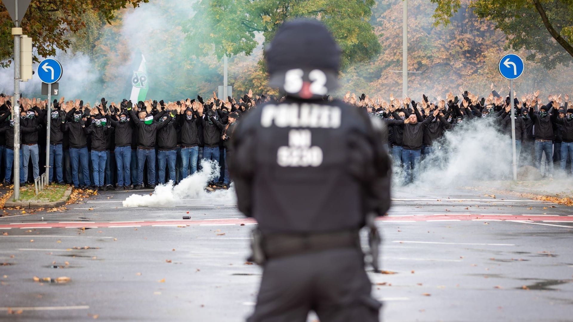 Großaufgebot der Polizei begleitet Fanmarsch von Hannover 96 (Archivbild): Niedersachsen kann der DFL nun die Einsatzkosten in Rechnung stellen.