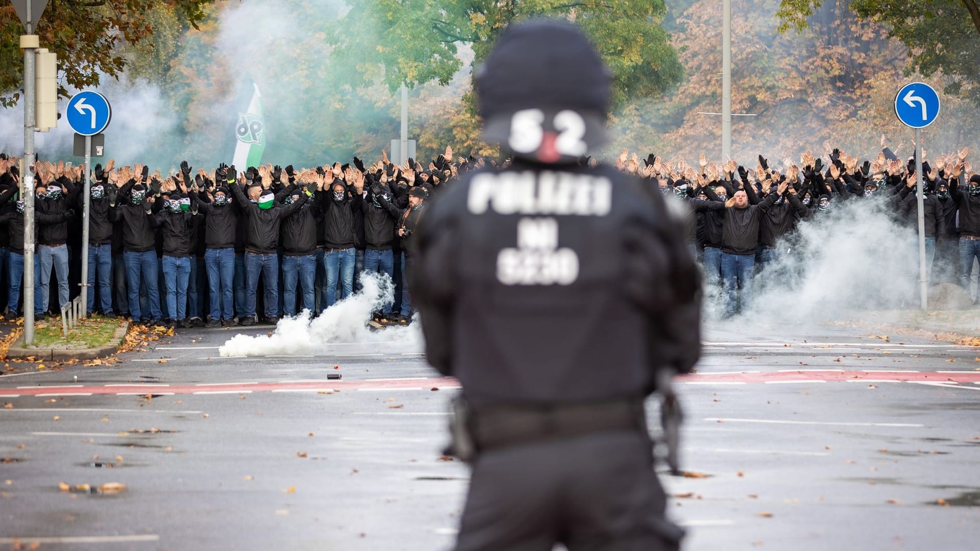 Großaufgebot der Polizei begleitet Fanmarsch von Hannover 96 (Archivbild): Niedersachsen kann der DFL nun die Einsatzkosten in Rechnung stellen.