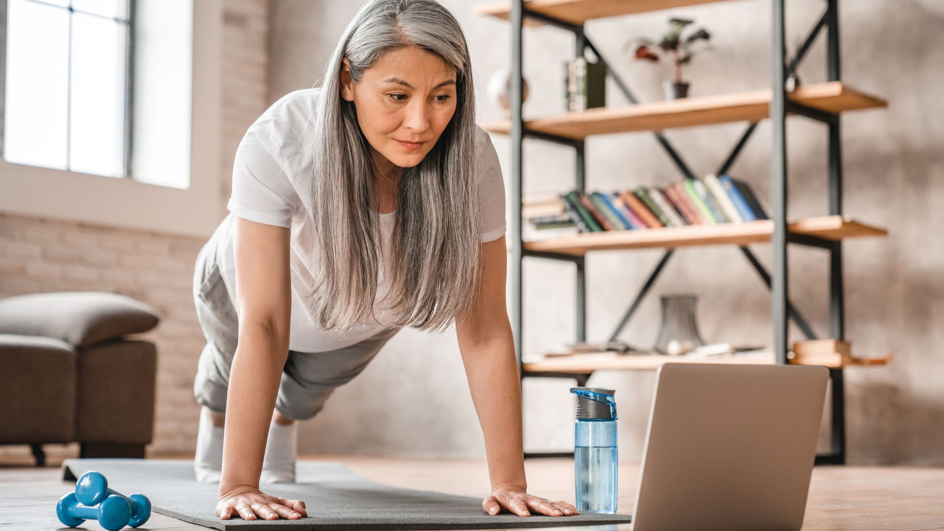 Sport hilft, den Blutzuckerspiegel zu senken und eine Diabetes-Erkrankung zu stabilisieren. Jedoch sollte die Bewegungsintensität schonend sein, um eine Unterzuckerung zu vermeiden.