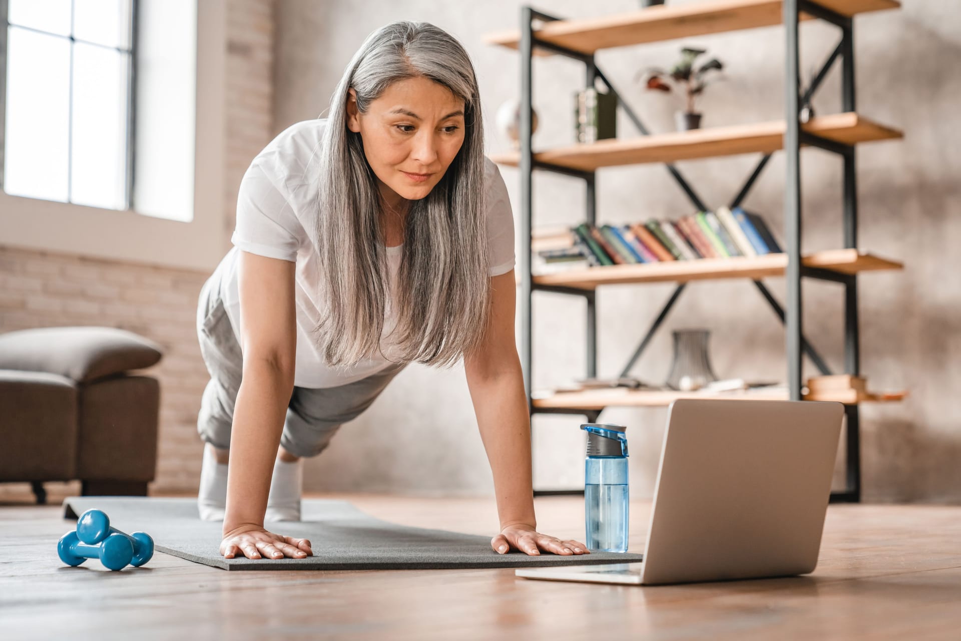 Sport hilft, den Blutzuckerspiegel zu senken und eine Diabetes-Erkrankung zu stabilisieren. Jedoch sollte die Bewegungsintensität schonend sein, um eine Unterzuckerung zu vermeiden.