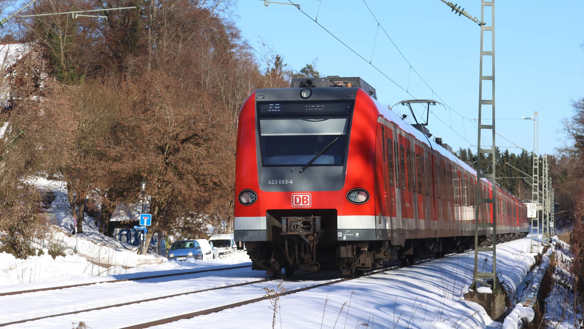 Eine Münchner S-Bahn (Archivbild): Die Bahn konnte nach dem Unfall eigenständig ihre Fahrt bis zum nächsten Halt fortsetzen.