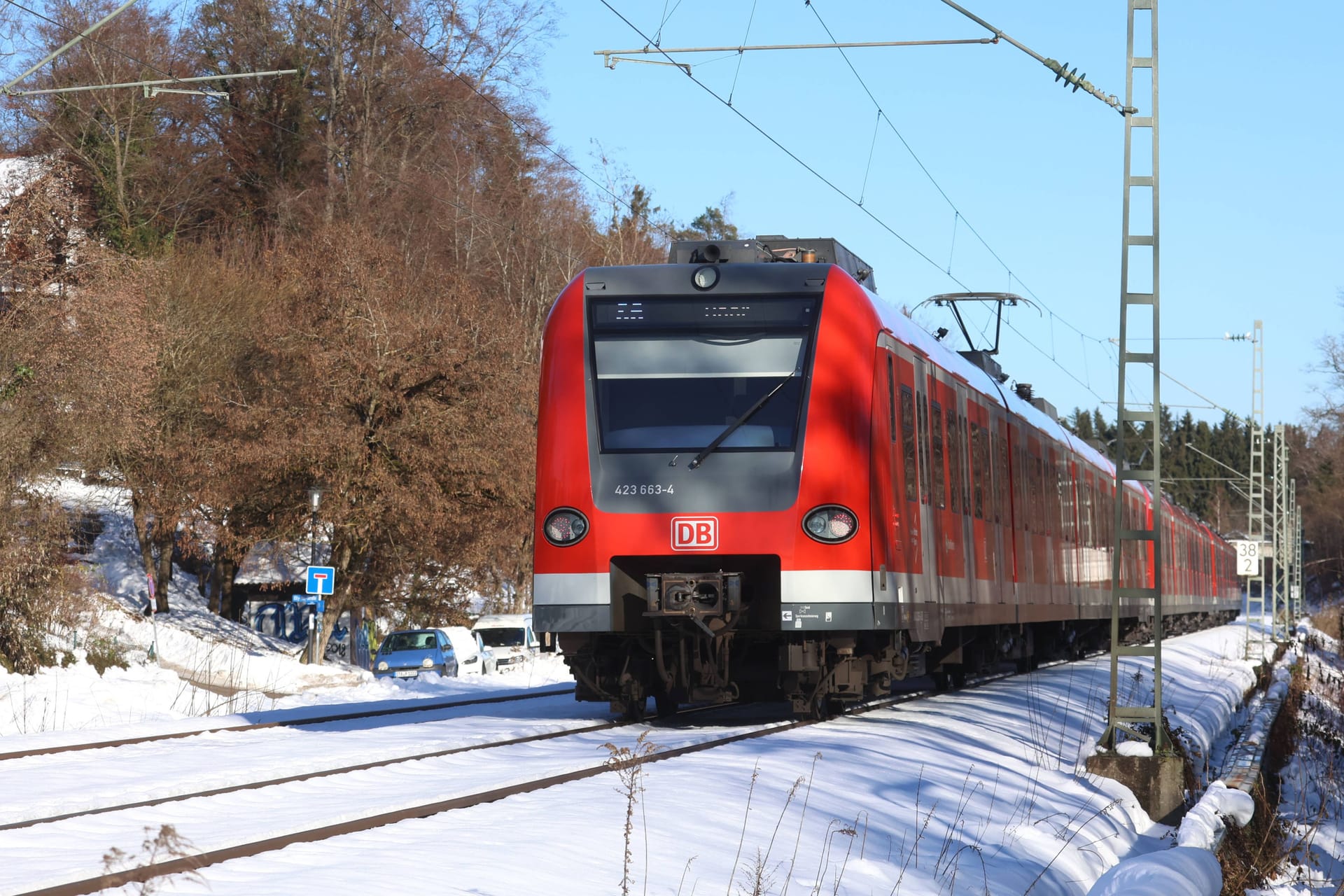 Eine Münchner S-Bahn (Archivbild): Die Bahn konnte nach dem Unfall eigenständig ihre Fahrt bis zum nächsten Halt fortsetzen.