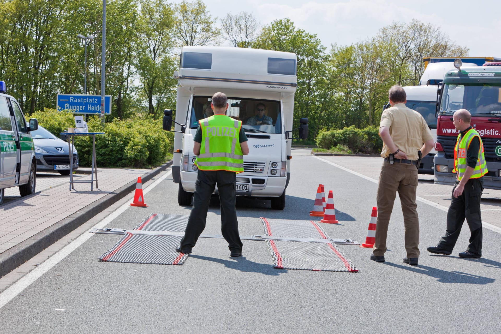 Gewichtskontrolle auf der Autobahn: Reisemobile müssen immer mehr Gewicht mit sich herumschleppen. Das ist problematisch für Führerscheinbesitzer der Klasse B.