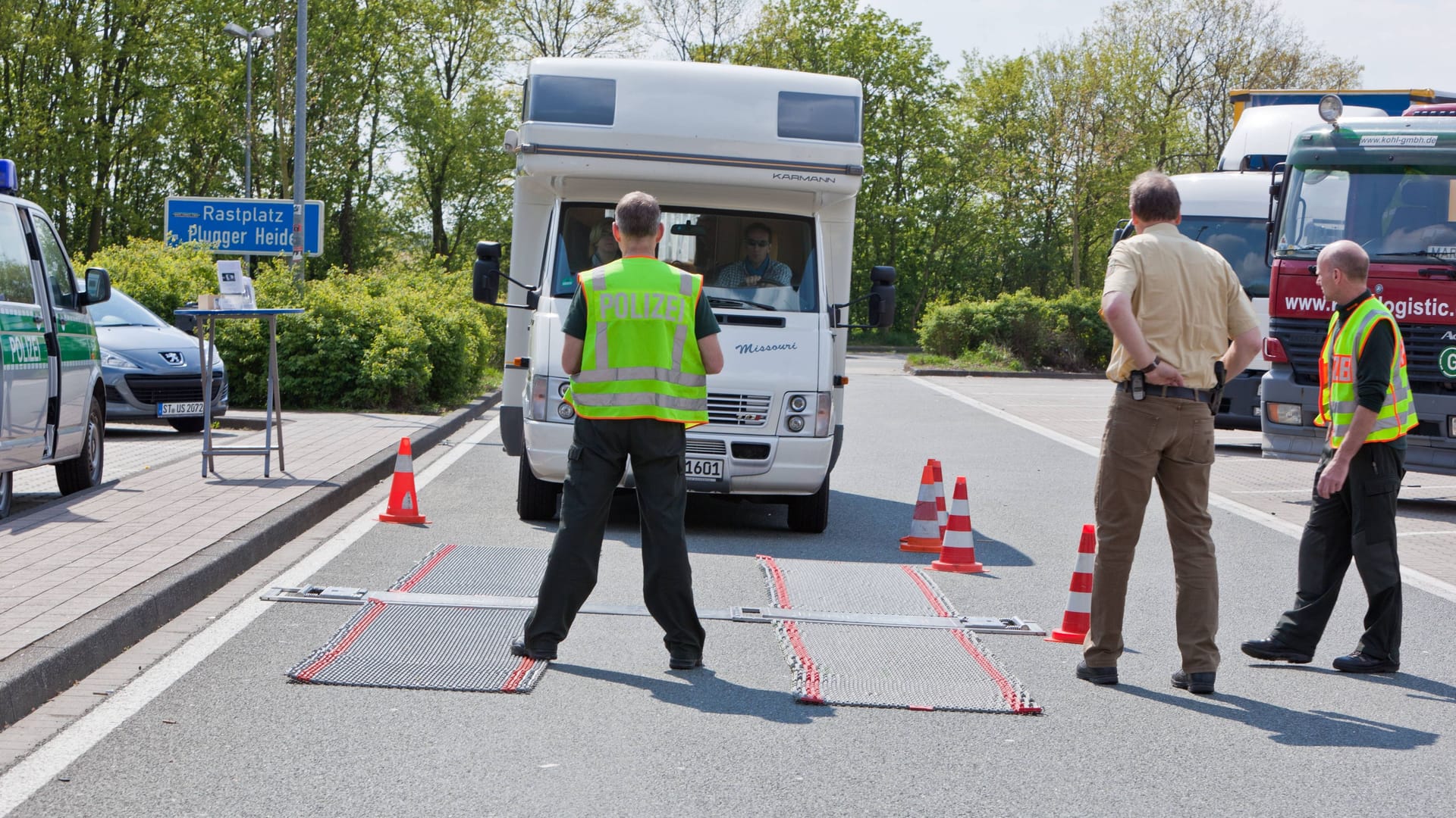 Gewichtskontrolle auf der Autobahn: Reisemobile müssen immer mehr Gewicht mit sich herumschleppen. Das ist problematisch für Führerscheinbesitzer der Klasse B.