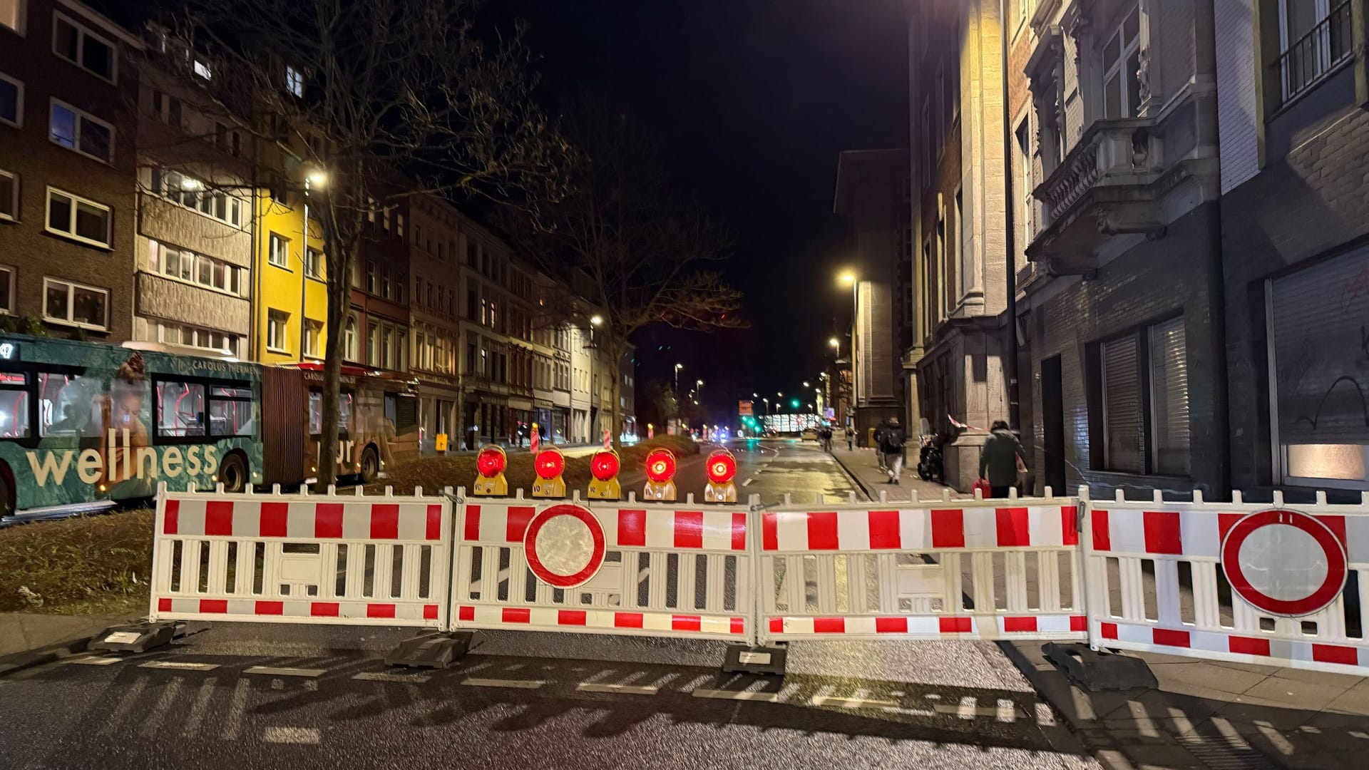 Straße gesperrt: Vor dem Justizzentrum am Adalbertsteinweg liegen Dachziegel.