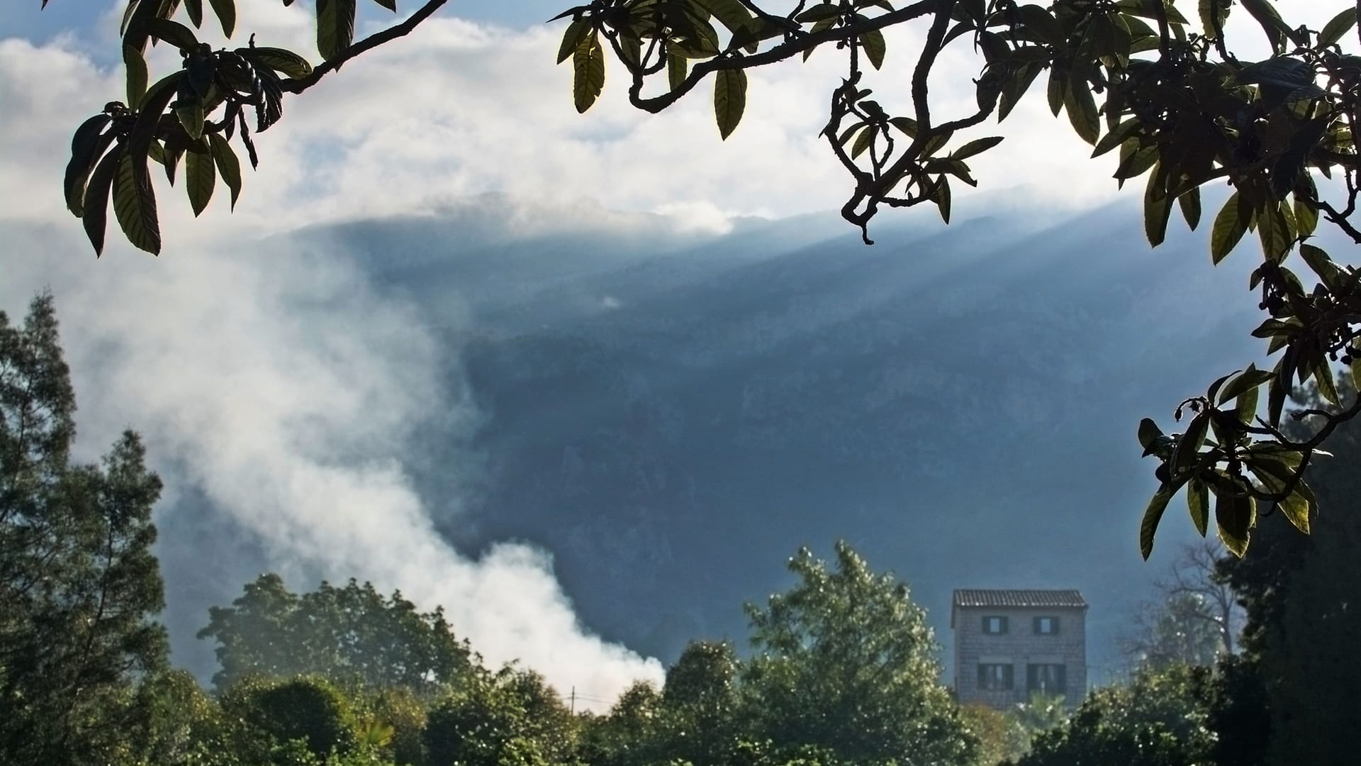 Sóller: Aus dem Schornstein eines Hauses steigt dichter Rauch auf.