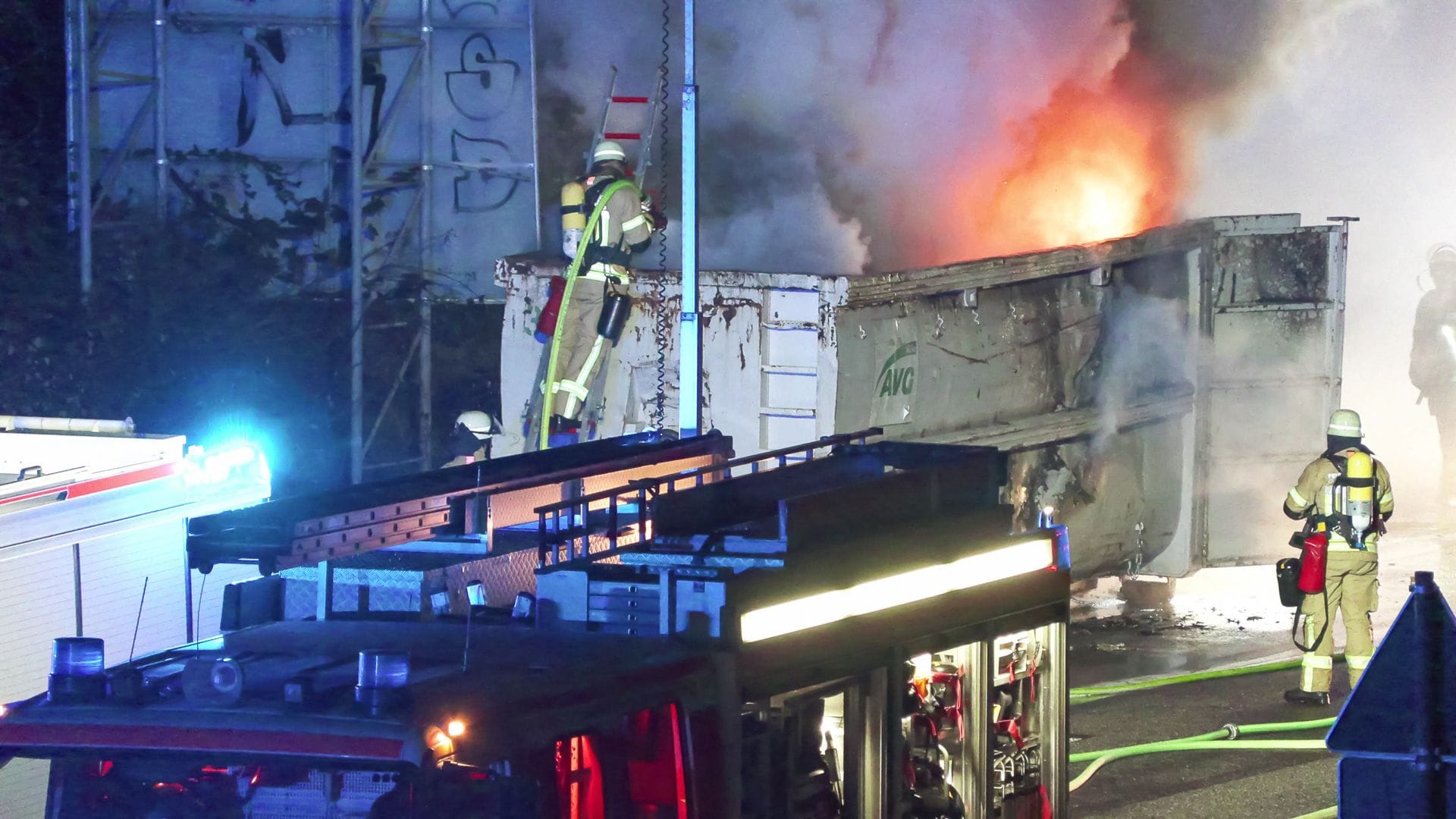 Große Mengen Metallschrott brannten in einem Container - Starke