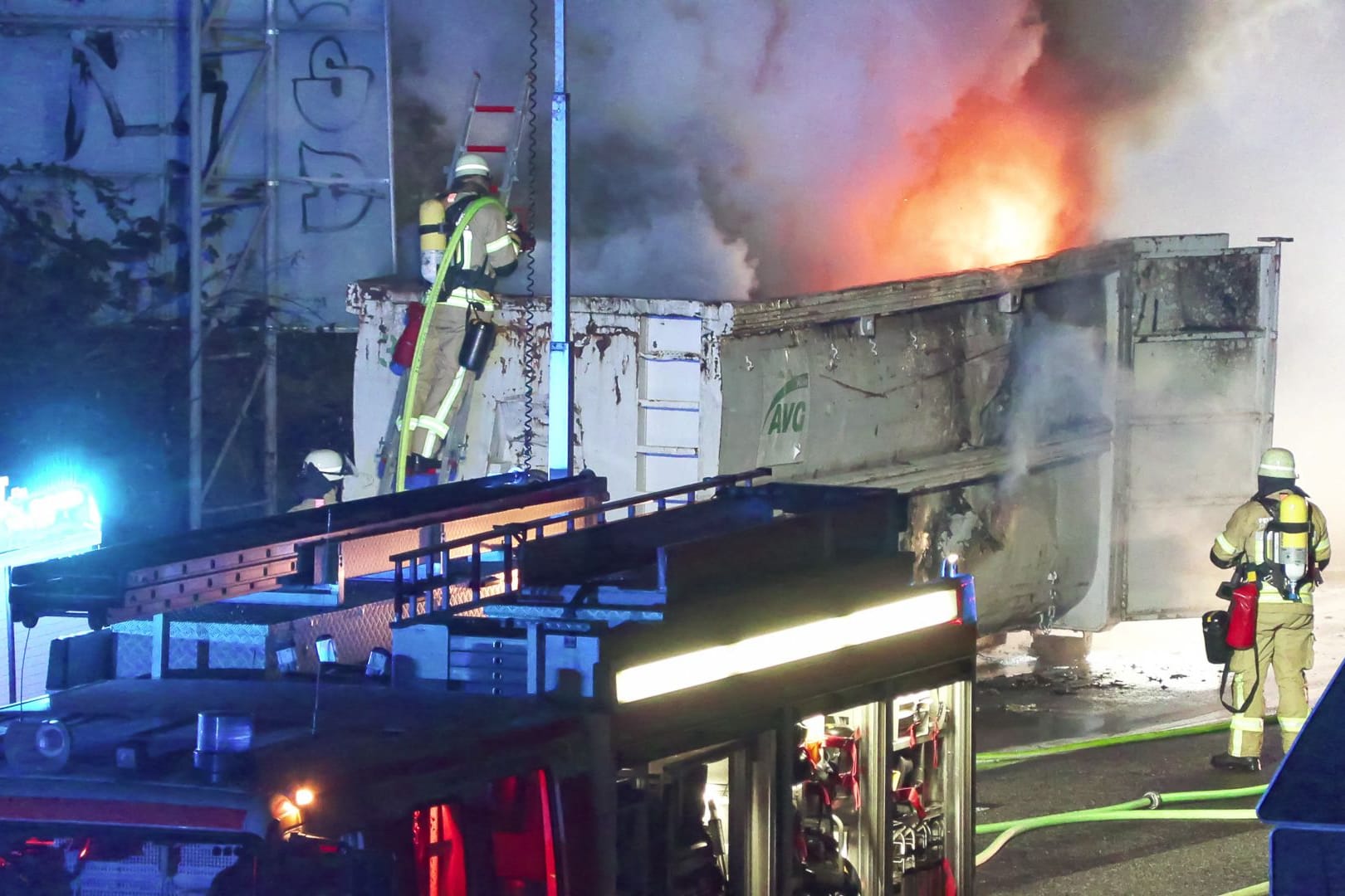 Große Mengen Metallschrott brannten in einem Container - Starke