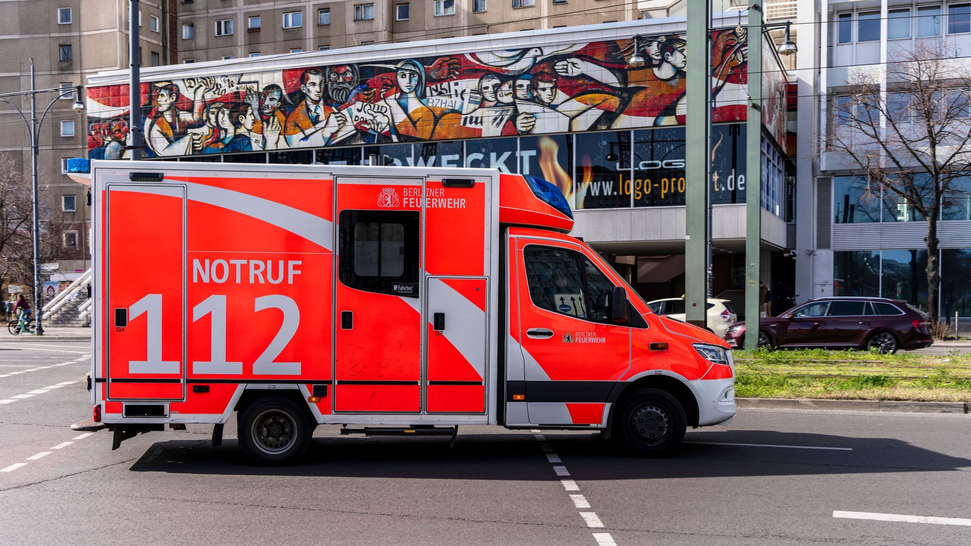 Rettungswagen der Berliner Feuerwehr (Archivbild): In der Hauptstadt haben Unbekannte ein solches Fahrzeug manipuliert.