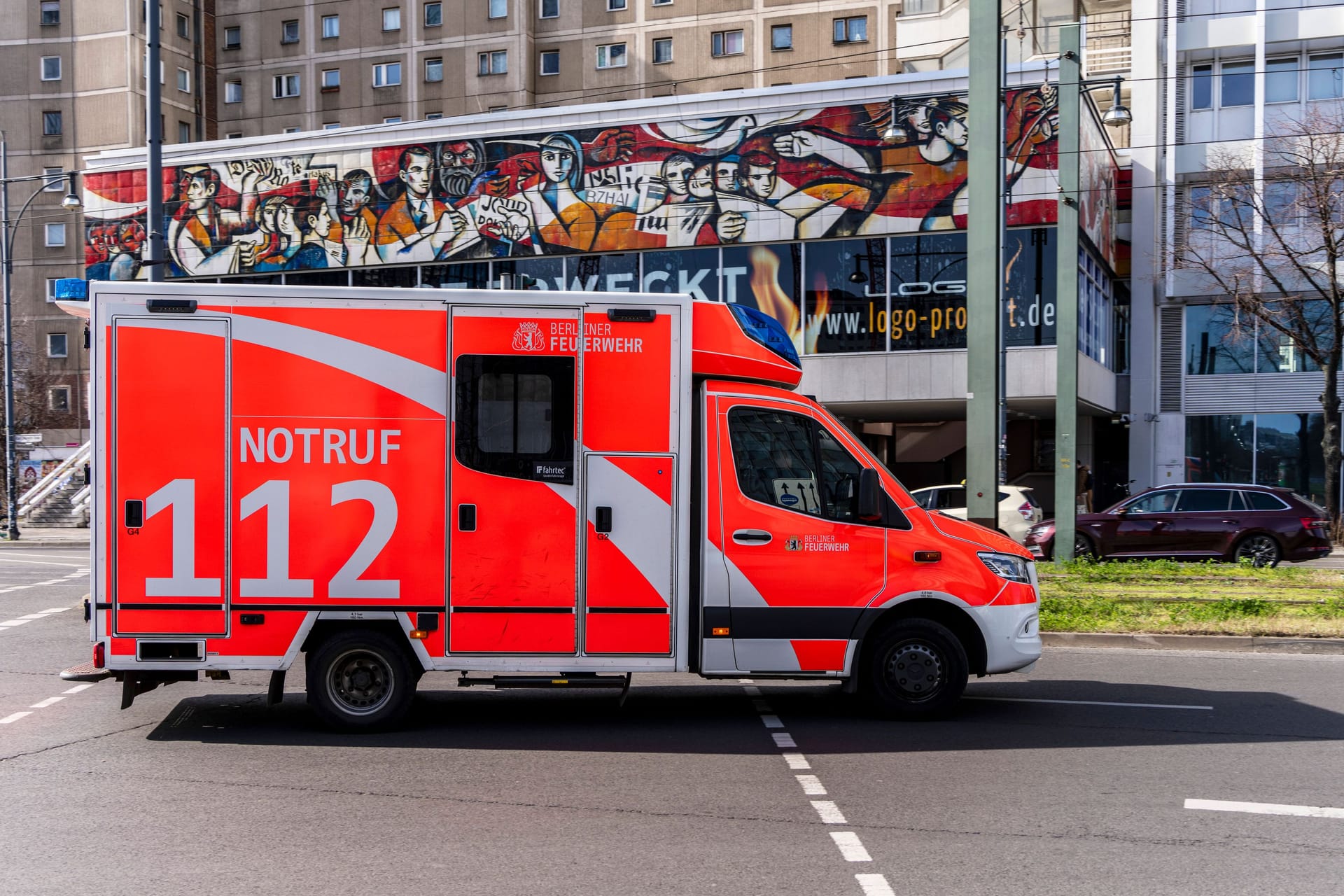 Rettungswagen der Berliner Feuerwehr (Archivbild): In der Hauptstadt haben Unbekannte ein solches Fahrzeug manipuliert.