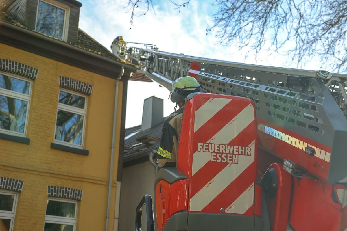 Die Feuerwehr bei ihrem Einsatz am Nottebaumskamp in Essen-Steele.