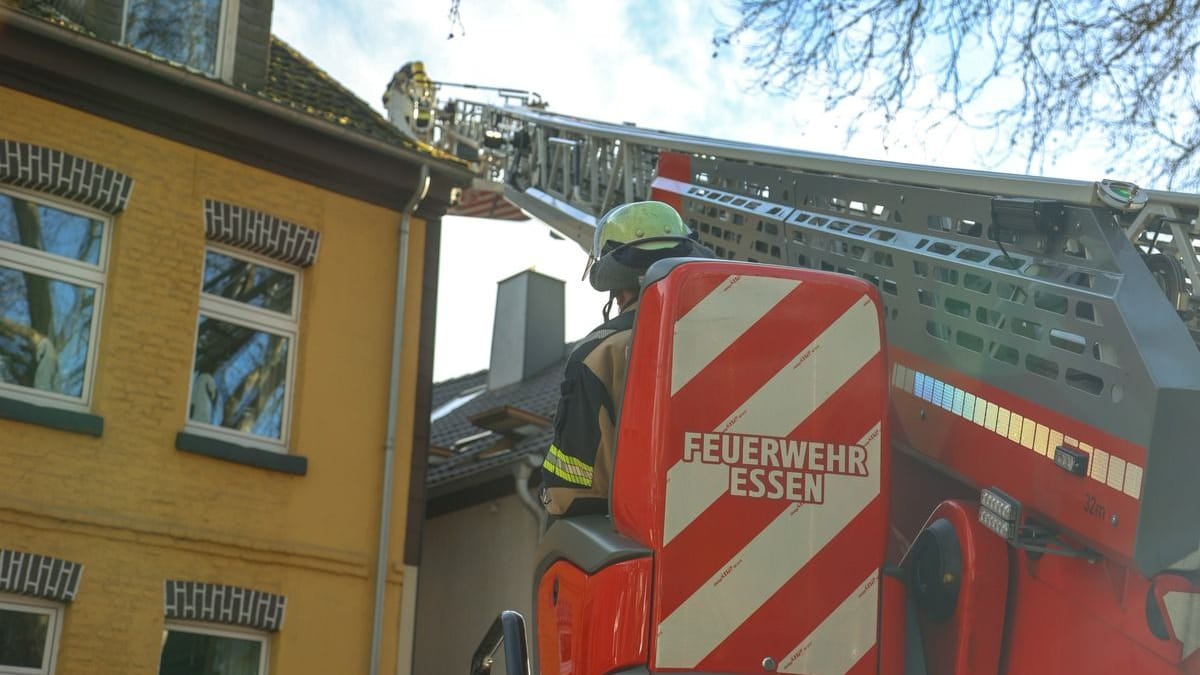 Die Feuerwehr bei ihrem Einsatz am Nottebaumskamp in Essen-Steele.