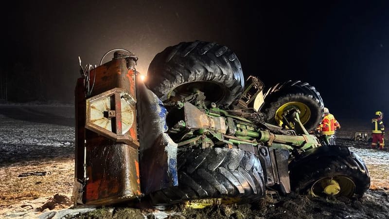 Der umgekippte Traktor: Warum das Fahrzeug von der Fahrbahn abgekommen ist, muss noch geklärt werden.