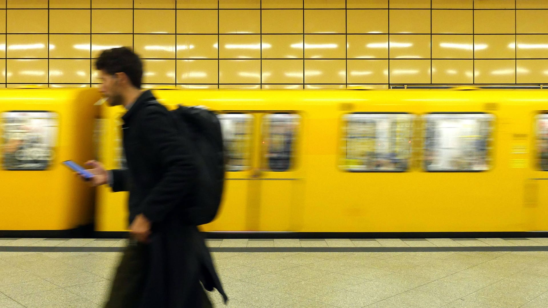 Pendler mit Handy an der U-Bahn-Station Weberwiese (Symbolfoto): Eine neue App soll das Leben der Berliner leichter machen.