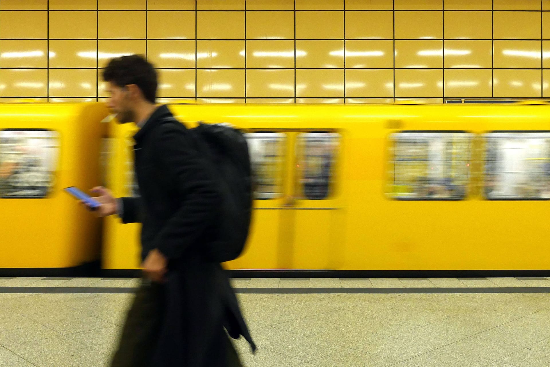 Pendler mit Handy an der U-Bahn-Station Weberwiese (Symbolfoto): Eine neue App soll das Leben der Berliner leichter machen.