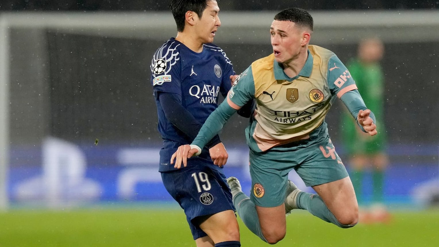 Citys Phil Foden (r.) im Duell mit Kang-in Lee: Die Champions-League-Saison verläuft für die Engländer nicht besonders gut.