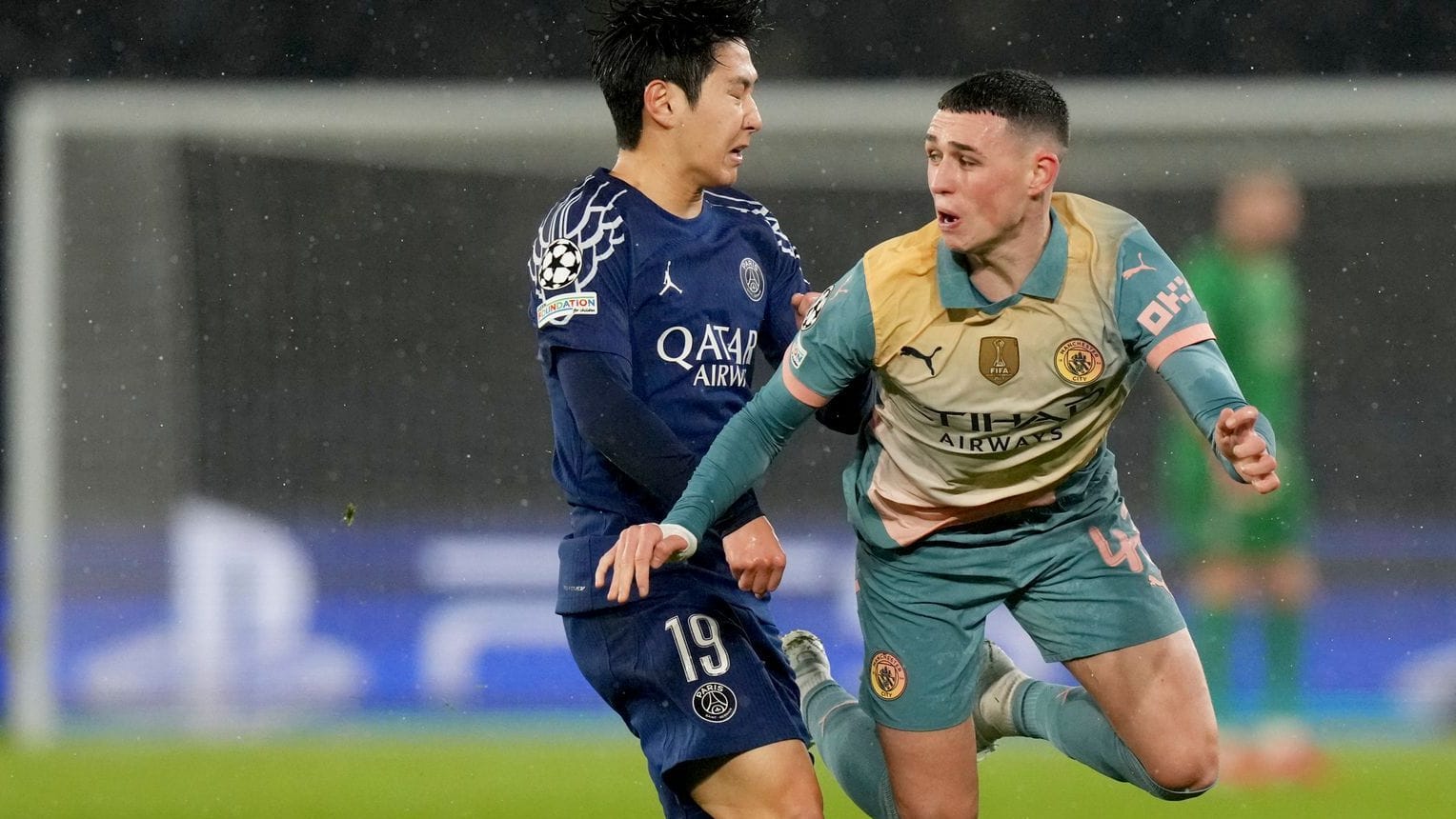 Citys Phil Foden (r.) im Duell mit Kang-in Lee: Die Champions-League-Saison verläuft für die Engländer nicht besonders gut.